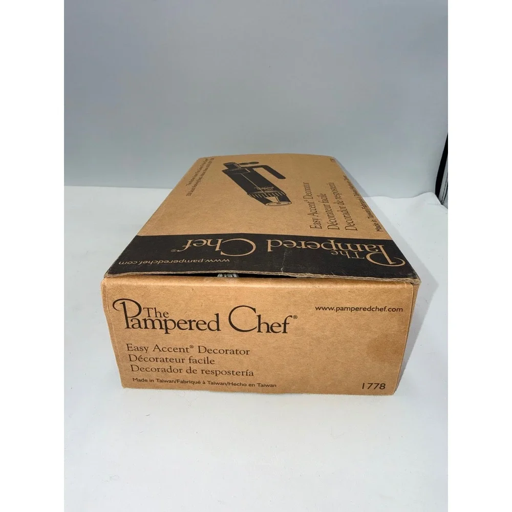 Pampered Chef Easy Accent Decorator Unisex White  Icing Press 1778